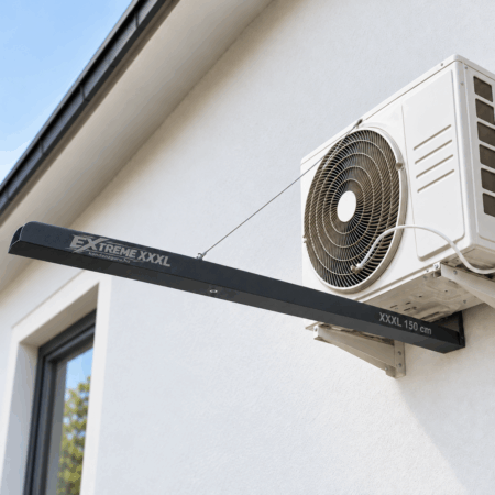 Antracit Extreme XXXL kondenzvíz csatorna klíma kültéri egysége alatt, sodronyos rögzítéssel és XXXL 150 cm felirattal