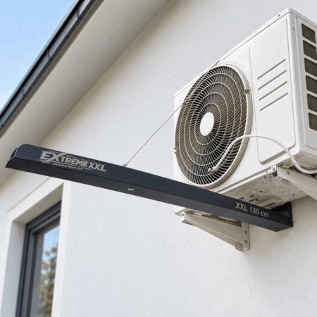 Antracit Extreme XXL kondenzvíz csatorna kültéri klímaegység alatt, sodronyos rögzítéssel és XXL 130 cm felirattal